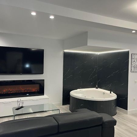 Black And White Suite "La Marinera" Кастро-Урдиалес Экстерьер фото