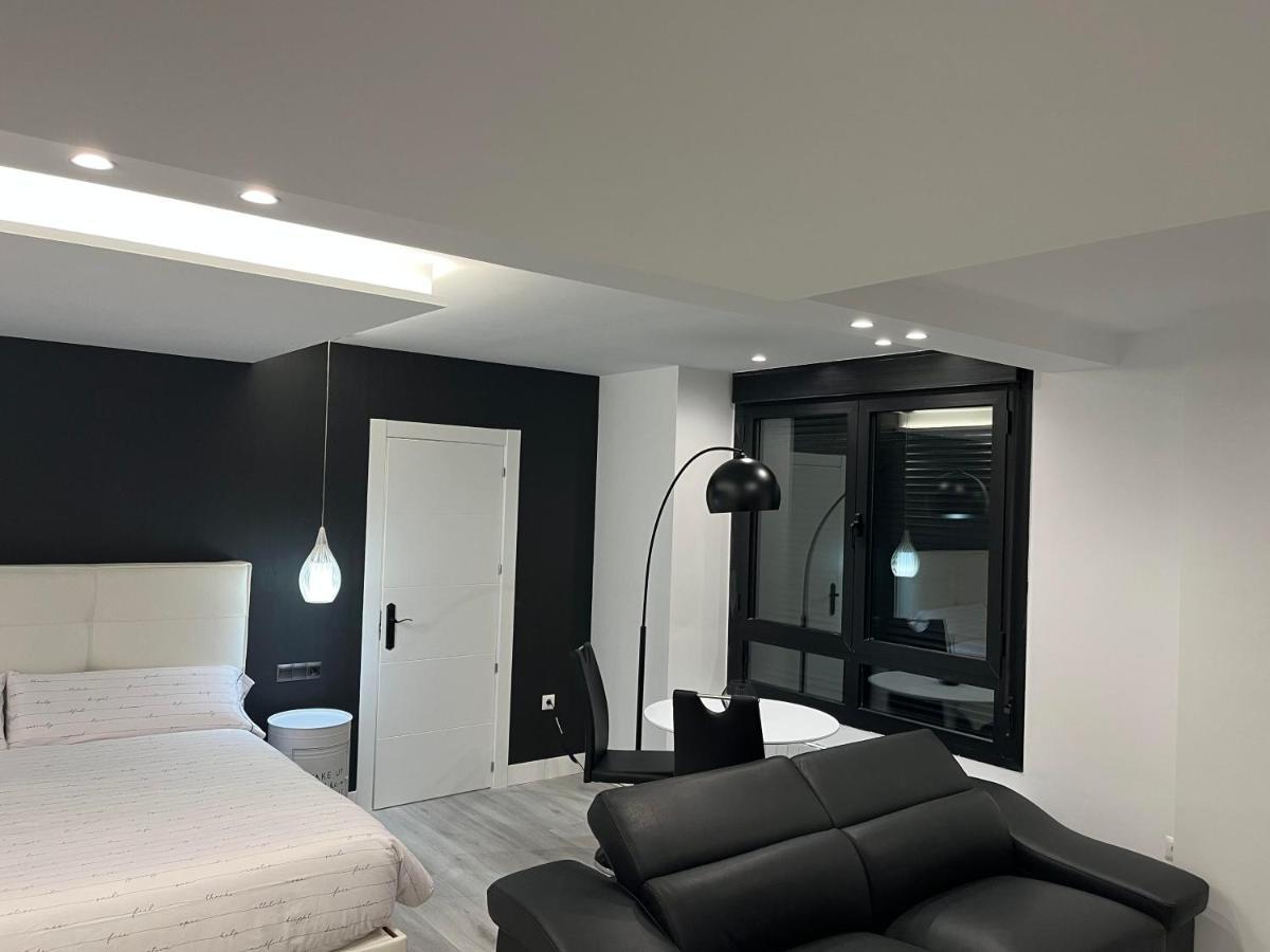 Black And White Suite "La Marinera" Кастро-Урдиалес Экстерьер фото